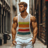 Männlicher häkel-top mit lebhaften regenbogenstreifen - lässiger sommerlook