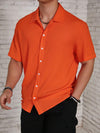 Männershirt mit kurzen ärmeln in leuchtendem orange – lässige freizeitmode für warme tage