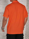 Männershirt mit kurzen ärmeln in leuchtendem orange – lässige freizeitmode für warme tage