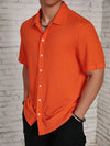 Männershirt mit kurzen ärmeln in leuchtendem orange – lässige freizeitmode für warme tage