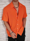Männershirt mit kurzen ärmeln in leuchtendem orange – lässige freizeitmode für warme tage