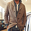 Männerschöner, dicker strickcardigan – klassisches knitterwerk für herbst und winter