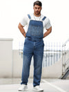 Blaue denim-latzhose – stylisches freizeitoutfit für männer