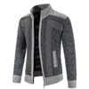 Männers strickjacke mit reissverschluss - stylisches casual-outfit mit gemütlichem strickmaterial und karierter fütterung