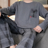 Männer loungewear kombi - stylischer langarmtop und hose für gemütliche abende
