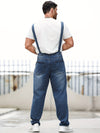 Blaue denim-latzhose – stylisches freizeitoutfit für männer