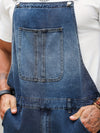 Blaue denim-latzhose – stylisches freizeitoutfit für männer