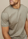 Männliches t-shirt im klassischen schnitt - lässiges graues oberteil für jeden anlass