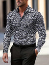 Männershirt mit leopardenmuster – trendige abendmode mit langen ärmeln