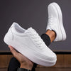 Männersneaker im lässigen design – vielseitige weisse trainer für den alltag