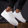 Männersneaker im lässigen design – vielseitige weisse trainer für den alltag