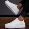 Männersneaker im lässigen design – vielseitige weisse trainer für den alltag