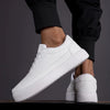 Männersneaker im lässigen design – vielseitige weisse trainer für den alltag