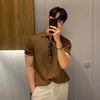 Braunes ripp-polohemd - kurzärmliges polo für vielseitige styles