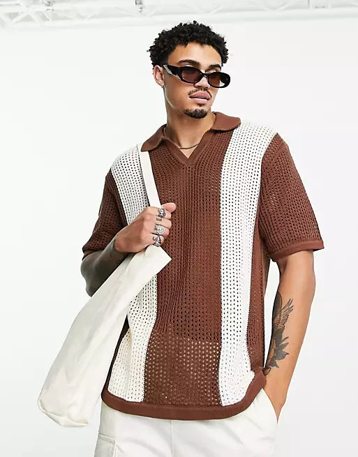 Männliche vintage strickpolo-shirt - braune freizeitmode mit offener strickstruktur