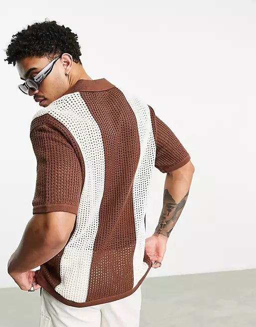 Männliche vintage strickpolo-shirt - braune freizeitmode mit offener strickstruktur