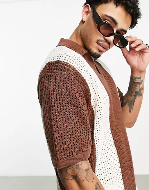Männliche vintage strickpolo-shirt - braune freizeitmode mit offener strickstruktur
