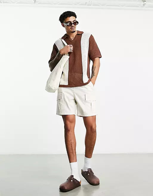Männliche vintage strickpolo-shirt - braune freizeitmode mit offener strickstruktur