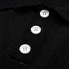 Männliches polo-shirt in schickem schwarz mit muster - lässige mode für den alltag