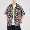 Männer kurzarmhemd mit lebhaften mustern - stylishe casual-bekleidung für den sommer