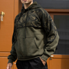 Hoodie im camouflage-design für männer – alltagsbekleidung für männer