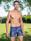 Männer schwimmshorts mit trendigem blumenmuster in blau – lässige strandmode für poolpartys und ferien