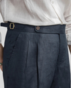 Männlicher marineblauer taillierter leinen-mix shorts - legere sommerkleidung mit tiefen taschen
