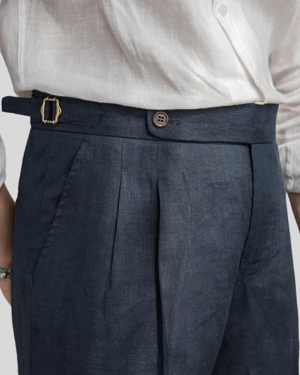 Männlicher marineblauer taillierter leinen-mix shorts - legere sommerkleidung mit tiefen taschen