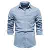 Klassisches denim-hemd – vielseitiges casual-outfit für männer