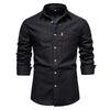 Klassisches denim-hemd – vielseitiges casual-outfit für männer