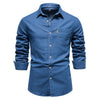 Klassisches denim-hemd – vielseitiges casual-outfit für männer