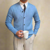 Männlicher rippstrick-cardigan aus hochwertigem strick - für einen eleganten büro- und freizeitlook
