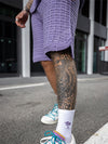 Männer casual strick ensemble - lässige sommerkombination mit modischem t-shirt und shorts