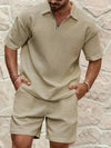 Männers kurzärmliges oberteil mit struktur und shorts - stylisches, lässiges sommer-outfit