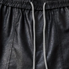 Schwarzi leder cargo-hosen - lässige mode für männer