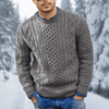Männlicher kabelstrickpullover - gemütliches winter-basiselement für den stilbewussten mann