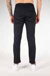 Männliche chino-hosen leicht und lässig - blaue smart-casual-kleidung für den alltag