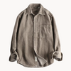 Männliches cordshirt – robuste freizeitbekleidung mit langen ärmeln, vielseitige schichtoption