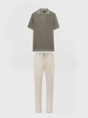 2-teiliger lässiger polo-shirt und hose ensemble - männer casual outfit in olivgrün