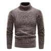 Moderner pullover mit hohem kragen - zeitgemässe strickmode für männer