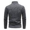 Moderner pullover mit hohem kragen - zeitgemässe strickmode für männer