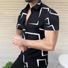 Stylische schwarze kurzarm-shirt mit abstraktem muster - männer casual fashion