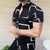 Stylische schwarze kurzarm-shirt mit abstraktem muster - männer casual fashion