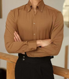 Männliches, tailliertes hemd aus leichtem stoff für das büro - stylisches langarmhemd