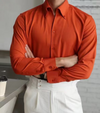 Männliches, tailliertes hemd aus leichtem stoff für das büro - stylisches langarmhemd