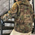 Männlicher outdoor-jacke camo pullover hoodie mit vielen taschen in grün – funktionell und lässig für abenteuer in der natur