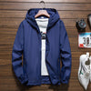 Männlicher leichter kapuzenjacke - strapazierfähige outdoor-bekleidung in marineblau - super für freizeit- und outdoor-aktivitäten