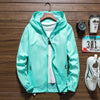Männlicher leichter kapuzenjacke - strapazierfähige outdoor-bekleidung in marineblau - super für freizeit- und outdoor-aktivitäten