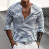 Männers langarm gestreiftes henley-shirt in weiss und blau - lässige und schicke alltagsmode