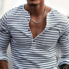 Männers langarm gestreiftes henley-shirt in weiss und blau - lässige und schicke alltagsmode